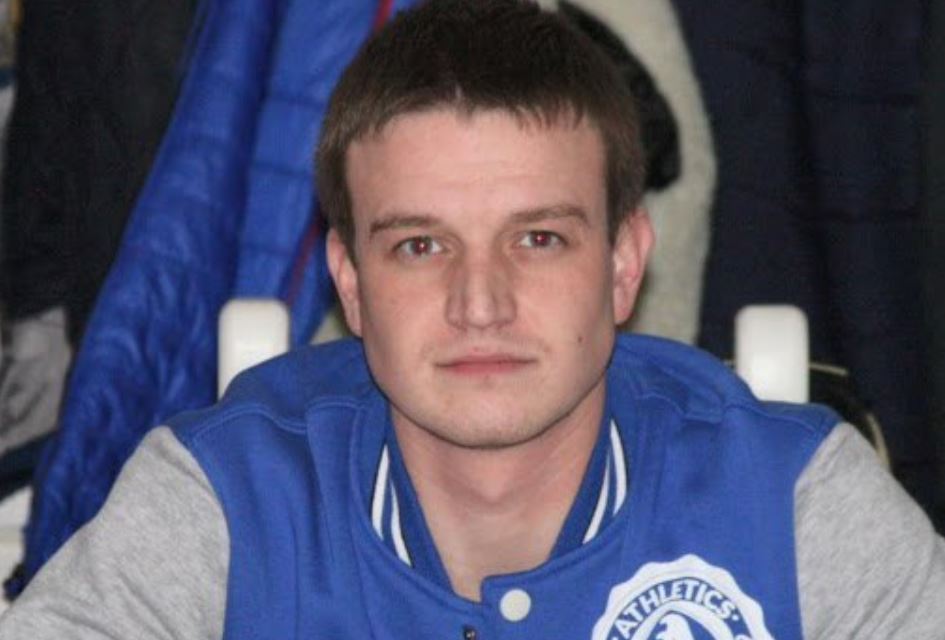Поки Альоша був в аp мії, Олена вийшла за іншого. Коли він прийшов додому, мати показала йому те, від чого волосся стало дибки
