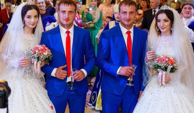 Наші доньки-близнючки думали, що ми з чоловіком завжди повин ні робити все для них порівну. І справжній ckaндал розпочався, коли вони вийшли заміж