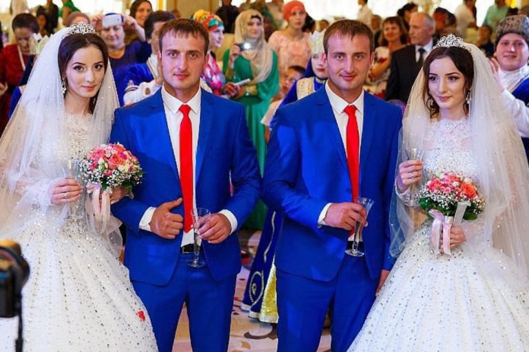 Наші доньки-близнючки думали, що ми з чоловіком завжди повин ні робити все для них порівну. І справжній ckaндал розпочався, коли вони вийшли заміж