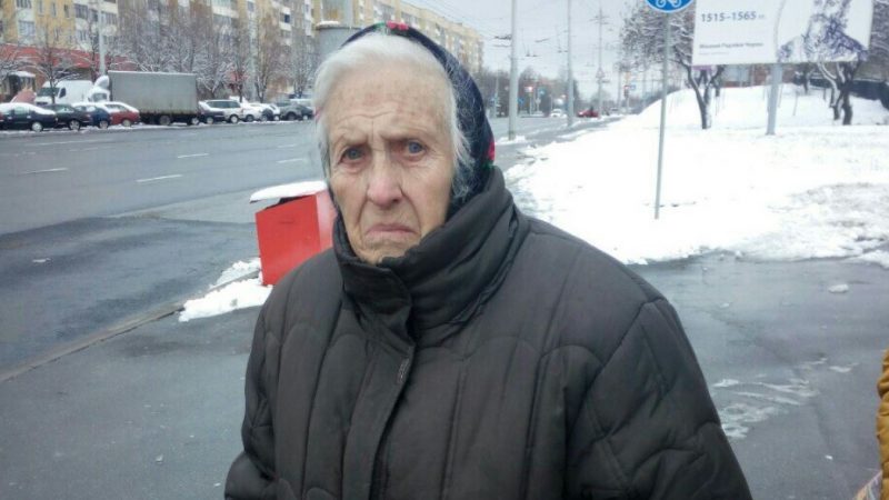 Після цього випадку бабуся поїхала до своєї дочки в місто. Пожила у неї тиждень. Зять їй нічого не говорив. А через тиждень дочка за сніданком сказала: «Мама, ти чавкаєш!»