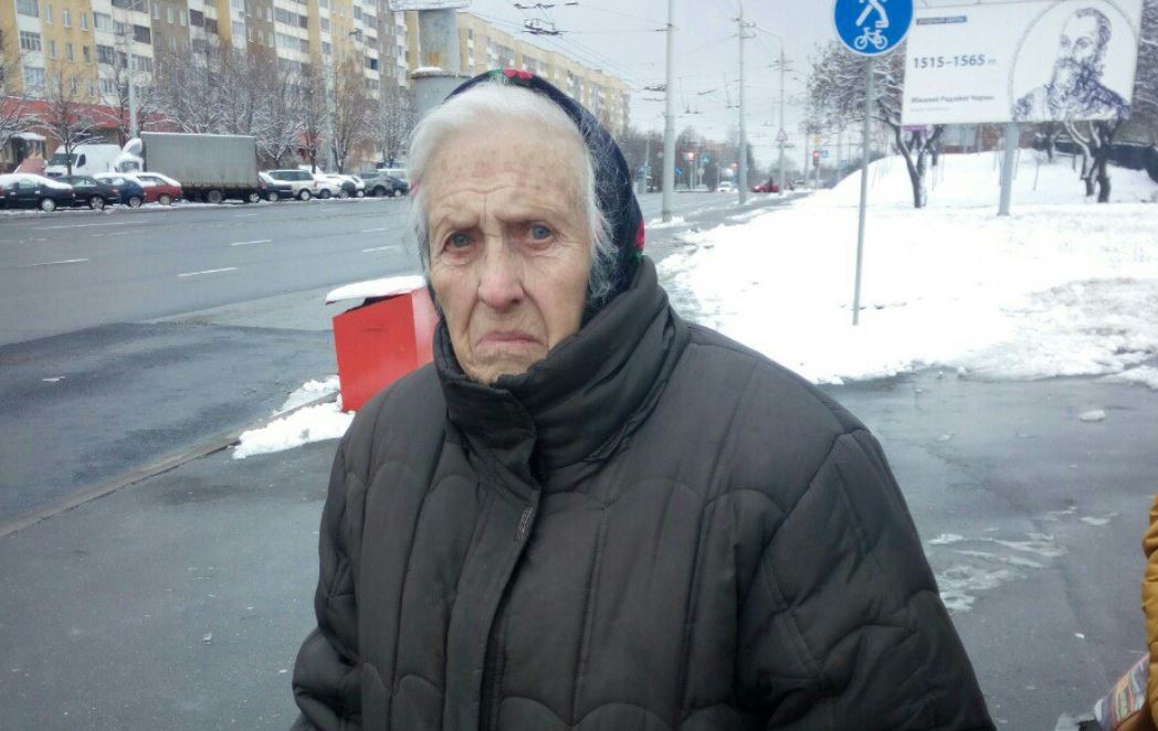 Після цього випадку бабуся поїхала до своєї дочки в місто. Пожила у неї тиждень. Зять їй нічого не говорив. А через тиждень дочка за сніданком сказала: «Мама, ти чавкаєш!»