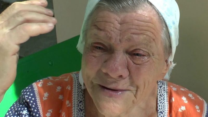 Перед відходом з життя свекруха заповіла мені свій будинок. Що зробив свекор, коли дізнався про це?