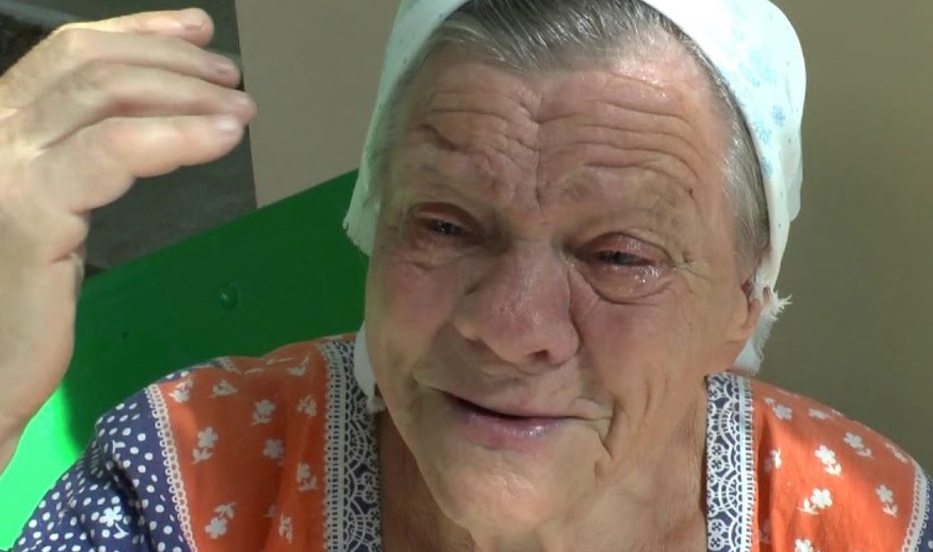 Перед відходом з життя свекруха заповіла мені свій будинок. Що зробив свекор, коли дізнався про це?