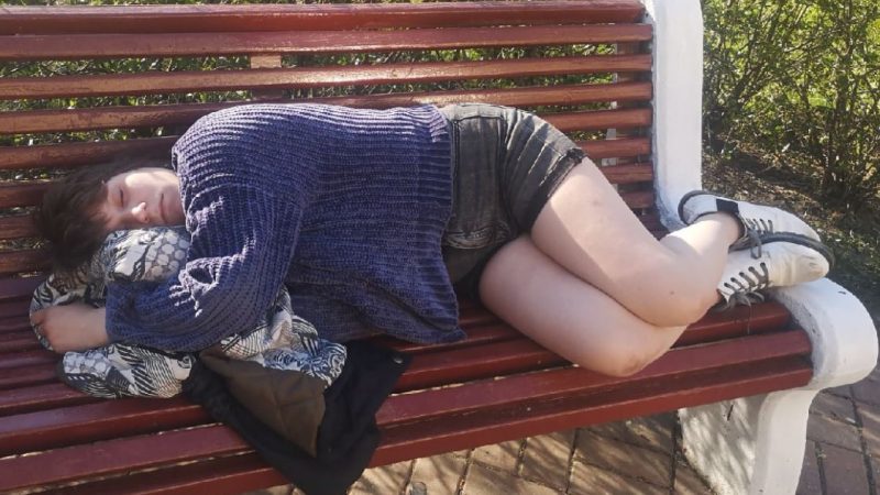 Оля прокинулася на вулиці поруч із бездомним чоловіком. Коли він розповів, що сталося вночі, Оля не хотіла вірити своїм вухам.