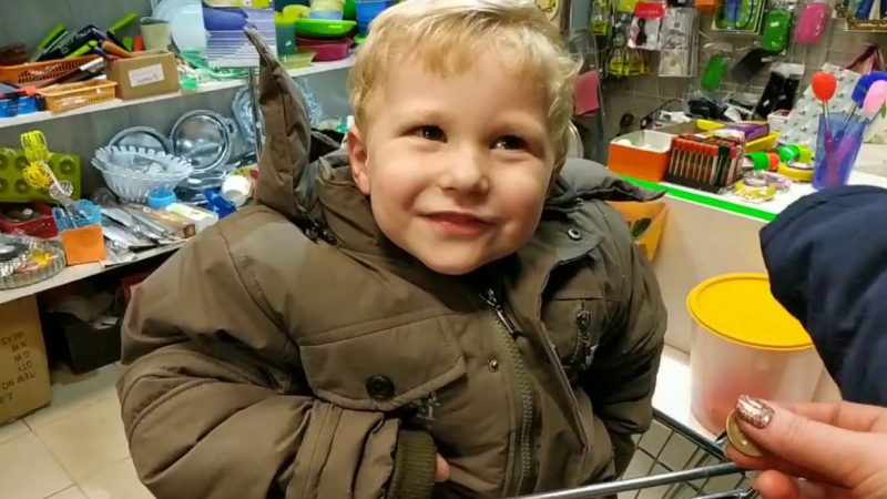 Літня дама голосно обурилася, коли мати віддала пакети з продуктами синові. А після її відповіді літній бабці, мені захотілося поаплодувати