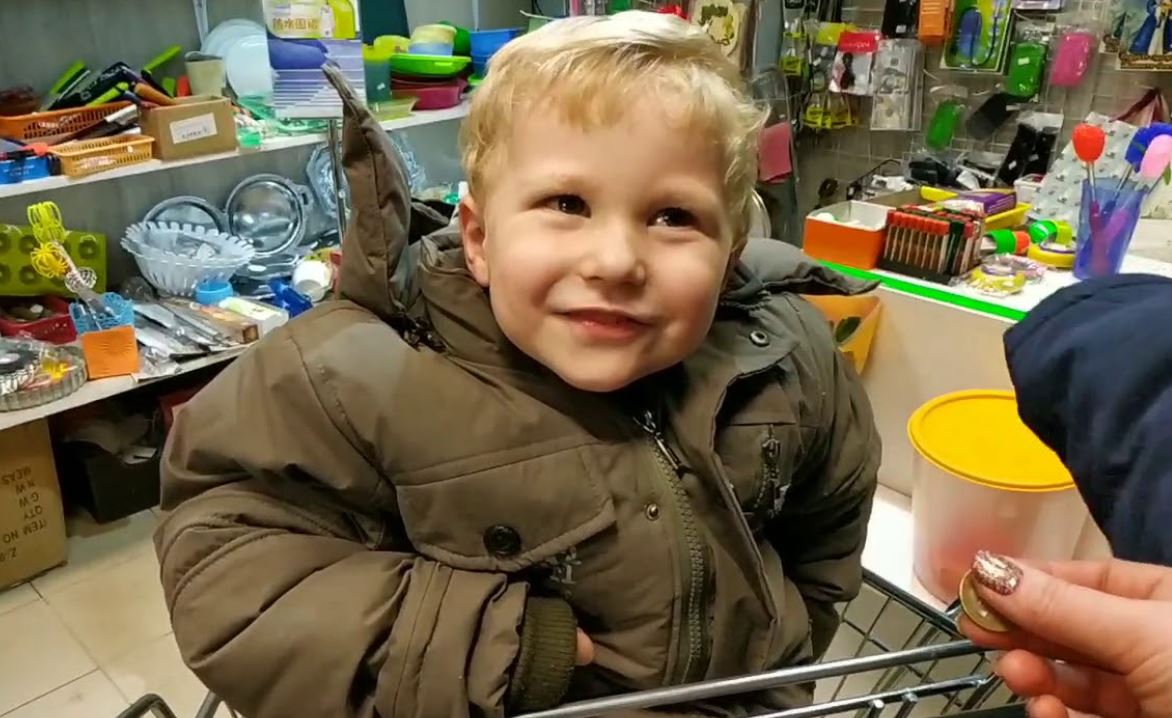 Літня дама голосно обурилася, коли мати віддала пакети з продуктами синові. А після її відповіді літній бабці, мені захотілося поаплодувати