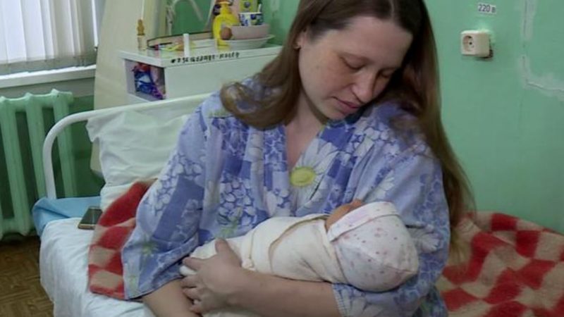 Дівчинка наро дилася з «заячою губою». Тато прийшов подивитися. Потім заявив, що вони з дружиною опиняються від дочки. Потім прийшла бабуся …