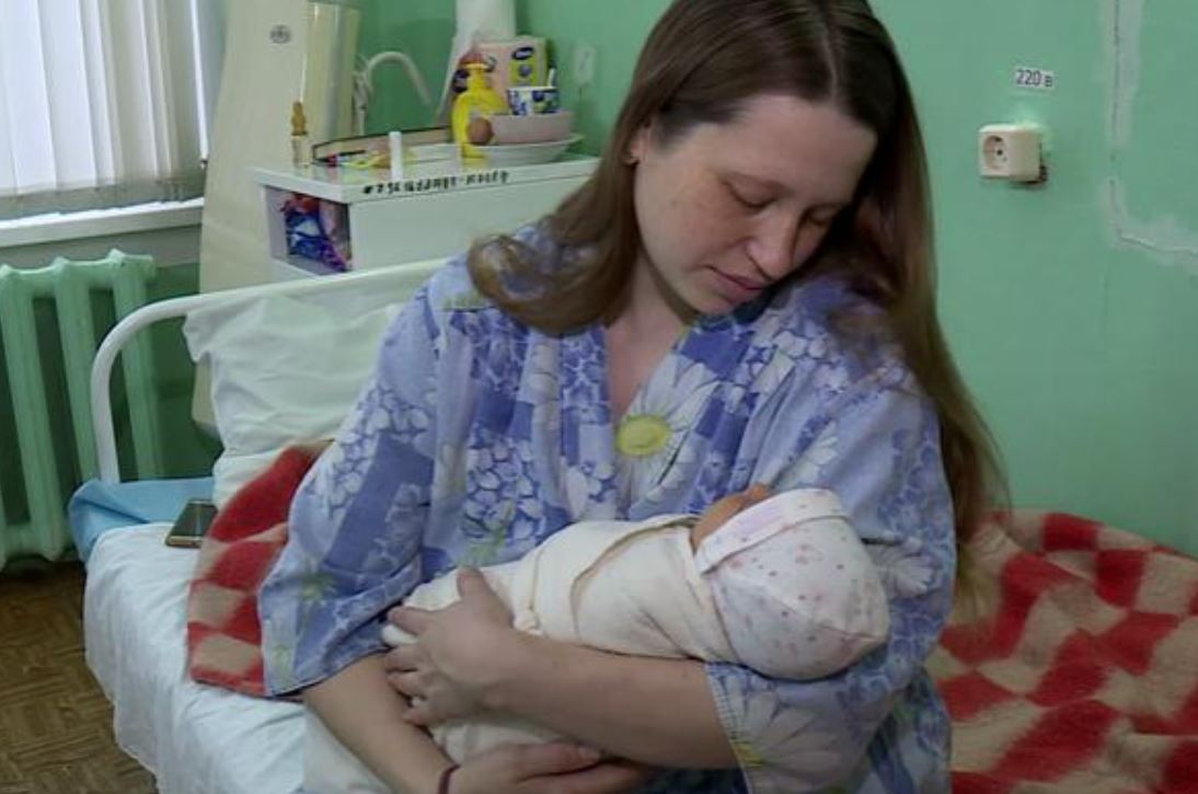 Дівчинка наро дилася з «заячою губою». Тато прийшов подивитися. Потім заявив, що вони з дружиною опиняються від дочки. Потім прийшла бабуся …