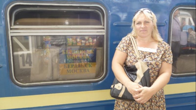 Того дня я поїхала зустрічати чоловіка на вокзалі. Коли він вийшов з поїзда, я стала бігти до нього, але раптом різко зупинилася, адже я побачила дещо.