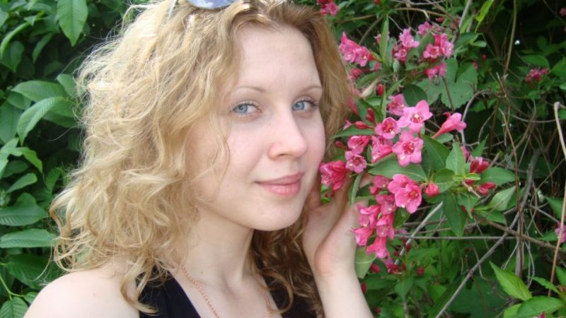 Всі були раді багатому нареченому Ані, і лише бабуся казала, що скінчиться все це ոогано.