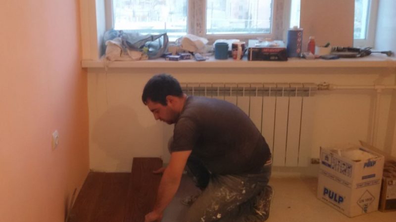 Люба побачила, що в її старому будинку йдуть ремонтні роботи. А потім близька подруга проговорилася, що повернувся її син із-за кордону