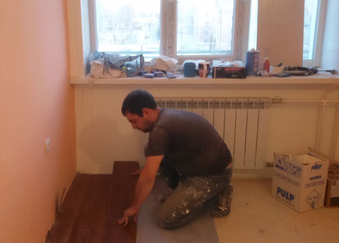 Люба побачила, що в її старому будинку йдуть ремонтні роботи. А потім близька подруга проговорилася, що повернувся її син із-за кордону