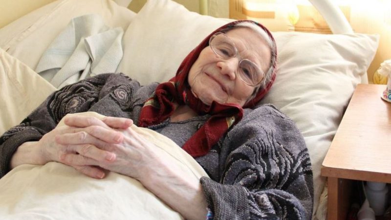Стала доглядальницею для старої бабусі, а вона перед своєю смер тю такий сюрприз зробила мені, що я досі не приходжу до тями.