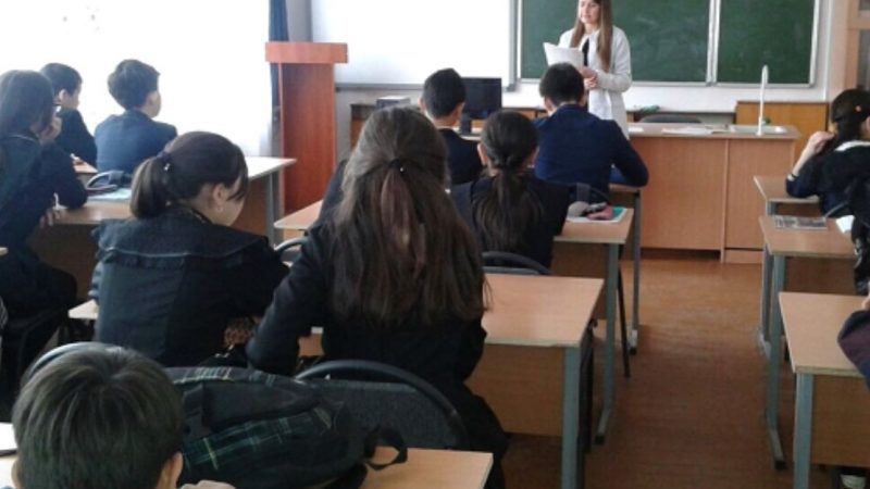 Іру покликали до школи за поведінку дочки, але коли мати дізналася причину такої поведінки доньки, похвалила її як слід
