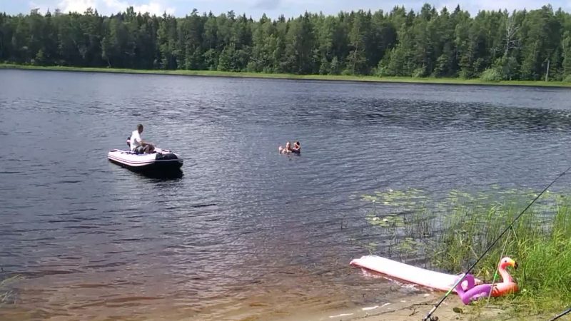 Олена була впевнена, що її хлопець ідеальний. І лише коли вони з друзями поїхали відпочивати на озері, вона побачила його справжнє обличчя