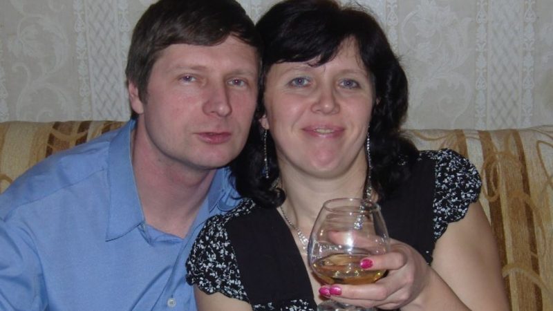 Катя до глибини душі образилася на сина, та ще й на чоловіка, який не порадившись з нею розповів синові правду про його народження