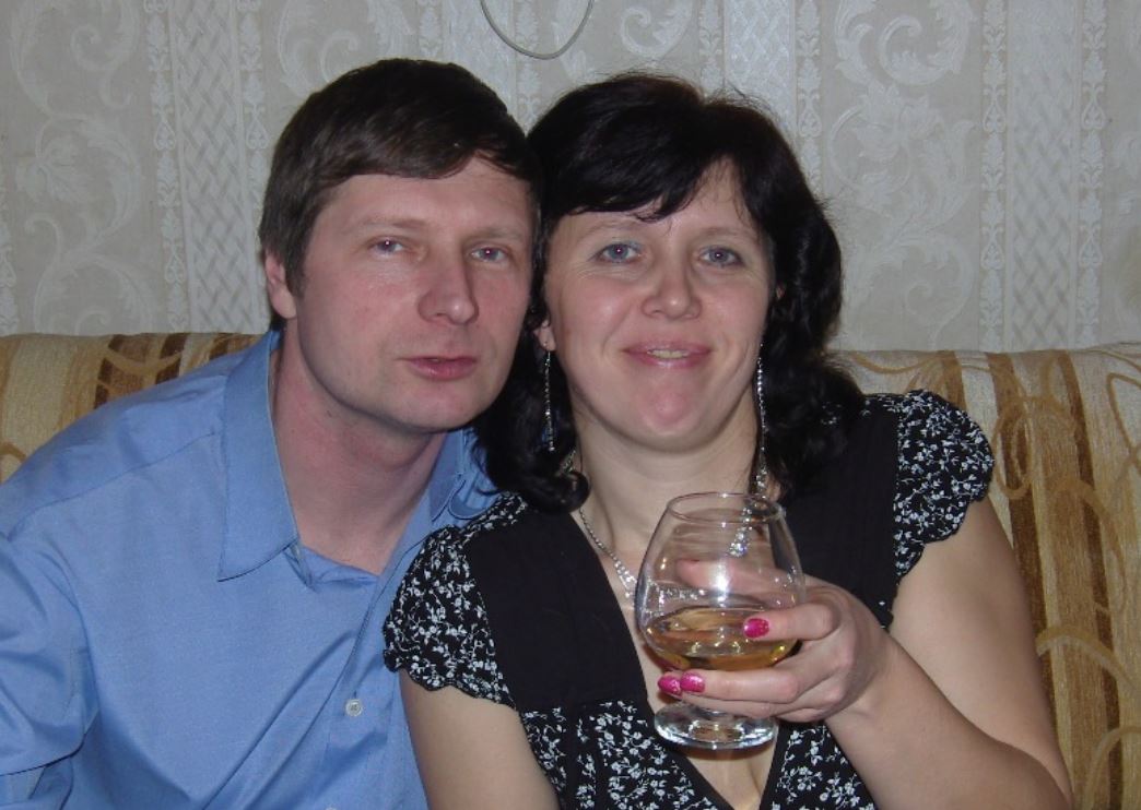 Катя до глибини душі образилася на сина, та ще й на чоловіка, який не порадившись з нею розповів синові правду про його народження