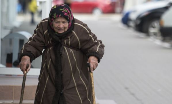 Бабуся з важкими пакетами приїхала з села, і з трепетом чекала на сина на вокзалі. Але його не було вже цілу годину