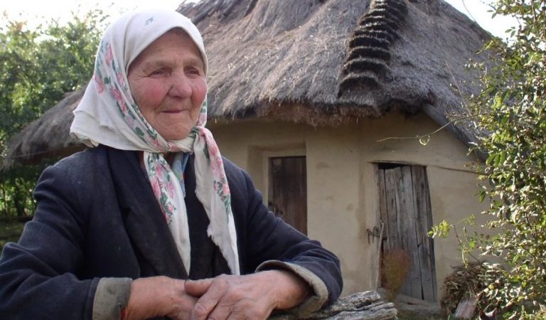 Я почала шукати людину, яка доглядала б за моєю мамою. Але родичі розсеc рдилися на мене: мовляв, за мамою я повинна дивитися сама