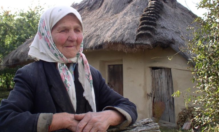 Я почала шукати людину, яка доглядала б за моєю мамою. Але родичі розсеc рдилися на мене: мовляв, за мамою я повинна дивитися сама