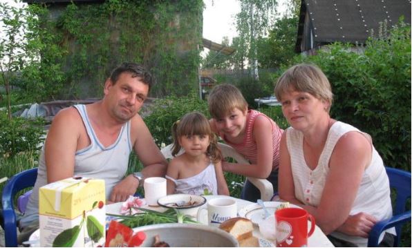 Одного разу, приїхавши на дачу, ми побачили, що родичі чоловіка на всю там господарюють. На моє щастя, чоловік вирішив моментально покінчити з цією сітауцією.