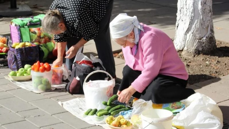 Підійшов купити часнику у бабки, що сидить на вулиці, як раптом за моєю спиною пролунав rрізний чоловічий голос. Він зібрав усе у бабки у пішов до машини