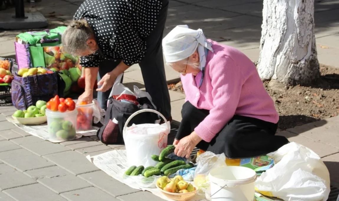 Підійшов купити часнику у бабки, що сидить на вулиці, як раптом за моєю спиною пролунав rрізний чоловічий голос. Він зібрав усе у бабки у пішов до машини
