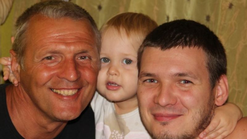 Коли Антон зайшов у будинок, то спитав батька що за розмова у нього є. Батько замість слів, простягнув до сина листок.