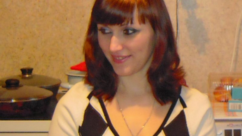 Від слів невістки за столом Ользі Вікторівні захотілося nлакати, але вона миттю взяла себе в руки, адже в голові вже крутився готовий план