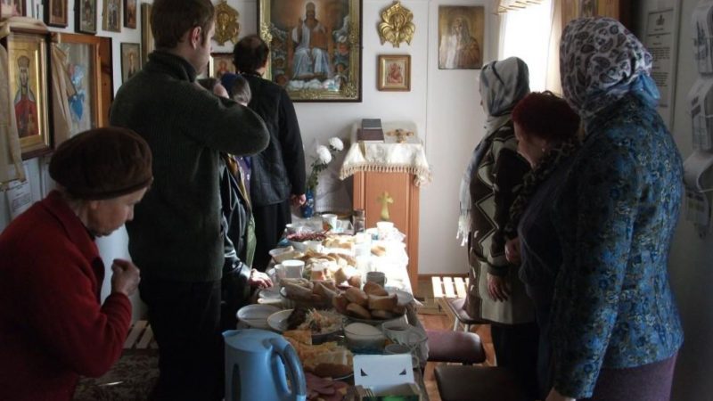 Зіна розлучилася з чоловіком, а через пʼять років його раптово не стало. Жінка зібралася і вирішила прийти на поминки. Колишня свекруха зустріла її на порозі. – Ой, а хто це тут у нас такий зʼявився?! – почала вона єлейним голоском. – Що, сваритися і сміятися прийшла?! Це все ти винна, що