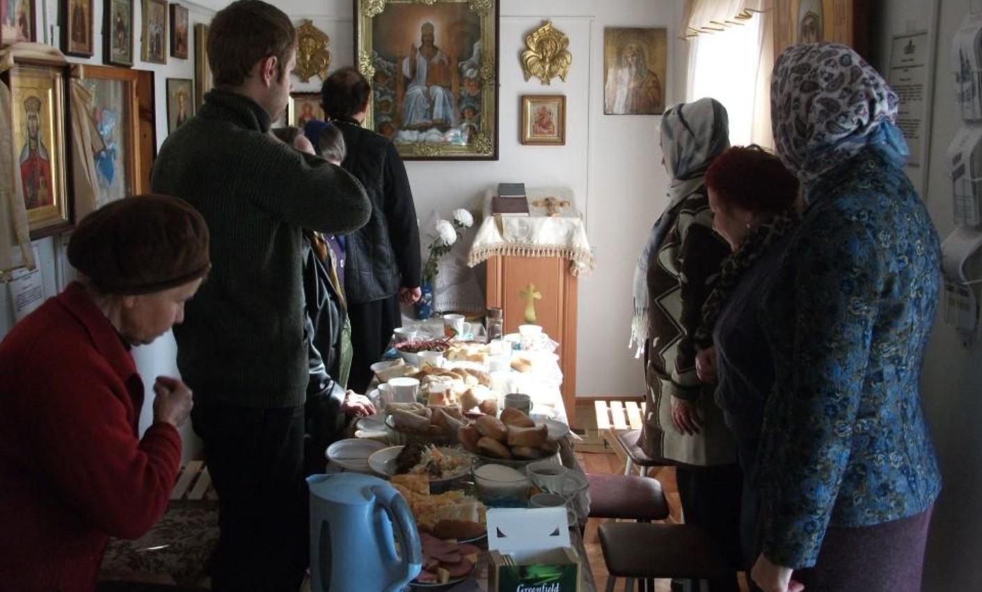 Зіна розлучилася з чоловіком, а через пʼять років його раптово не стало. Жінка зібралася і вирішила прийти на поминки. Колишня свекруха зустріла її на порозі. – Ой, а хто це тут у нас такий зʼявився?! – почала вона єлейним голоском. – Що, сваритися і сміятися прийшла?! Це все ти винна, що