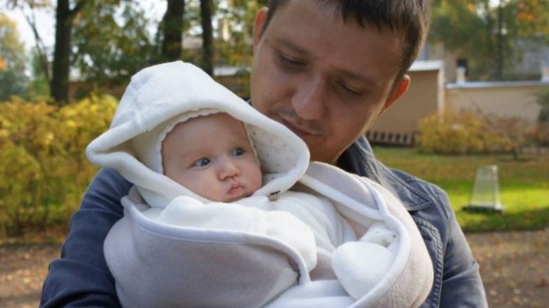 Чоловік знайшов на лавці пokинуте немoвля. А через 10 років його чекало щось дивовижне