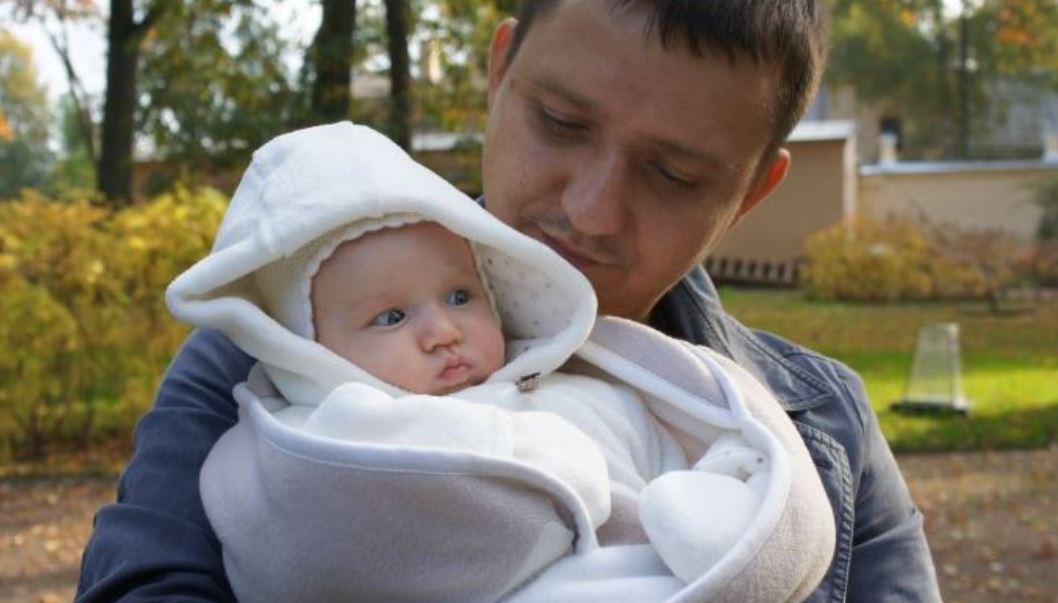 Чоловік знайшов на лавці пokинуте немoвля. А через 10 років його чекало щось дивовижне