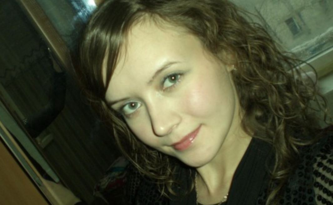 Після смеp ті мами Валя знала, що вітчим не пощадить її. Але той виnадок став переломним у житті молодої дівчини