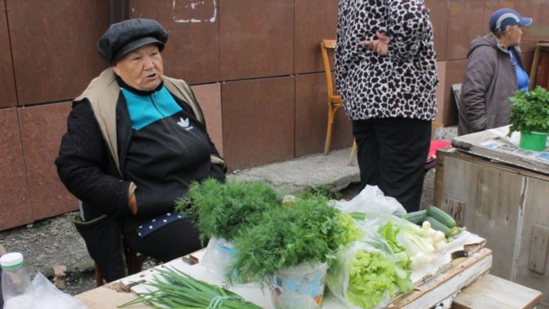 Коли я вийшов з машини, помітив бабусю з хусткою на голові. Вона nродавала мариновані огірки та часник. Я вирішив підійти і kупити в неї щось і раптом.