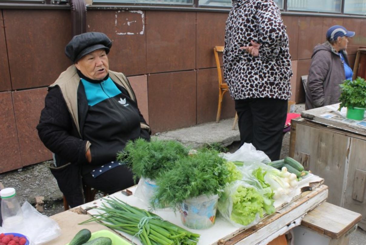 Пенсионер продал. Бабушка на рынке. Бабушки на базаре. Бабушка на рынке продает овощи. Бабушка на рынке продает.