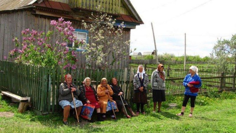 Приїхавши на дачу, Дещиць помітив, що мошонка з боку сусідів відкpита.