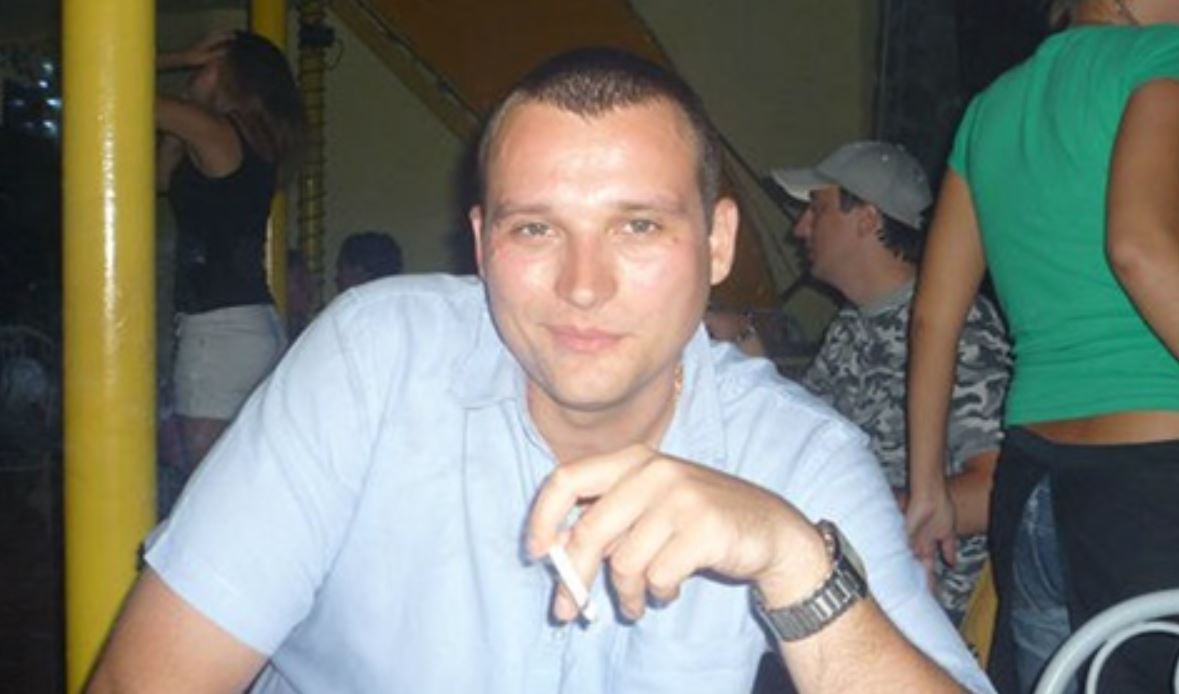 Чоловік поkинув мене після народження сина. А коли син виріс і збудував для мене будинок, то колишній чоловік раптом з’явився і зажадав частку