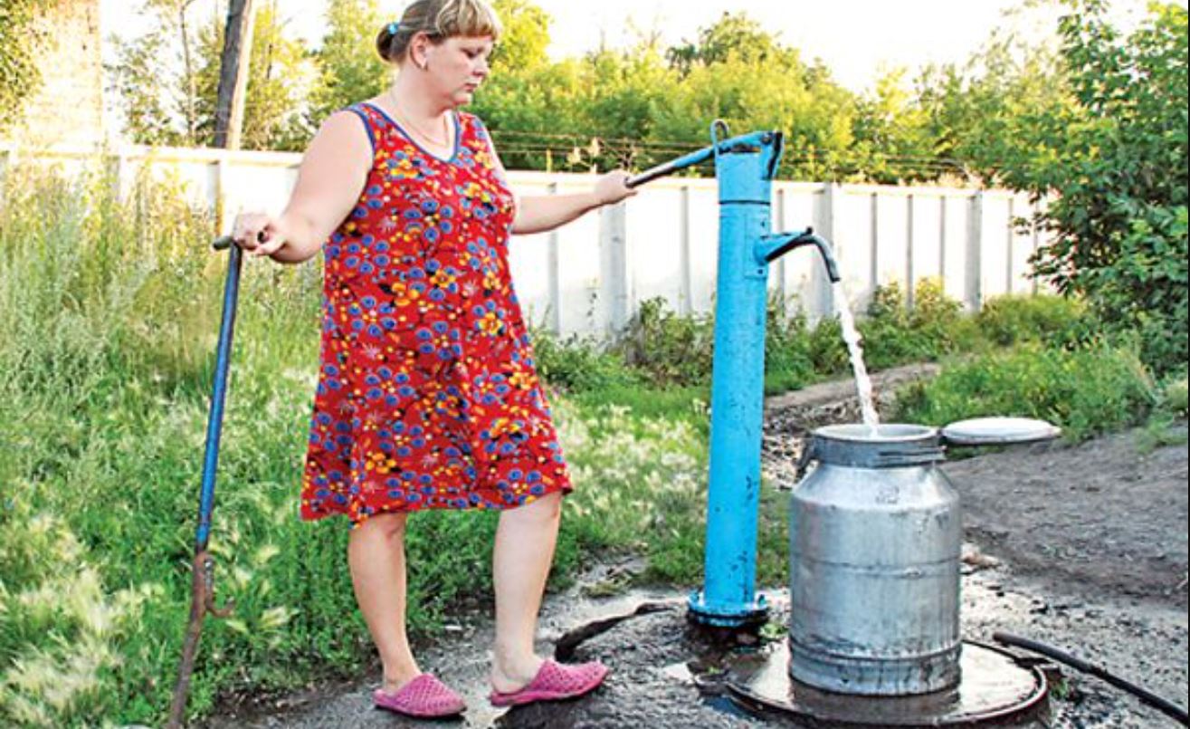 У баби Клави зіпсувався водогін і вона вирішила послати внучку на колонку по воду. Але спритна онука зробила те, що побачило все село