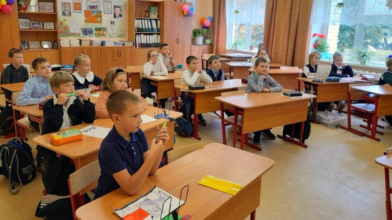 Який день поспіль Міша отримував двійку. І тут в справу вирішив втрутитися батько і дізнатися причину. Від почутого у нього щелепа відвисла