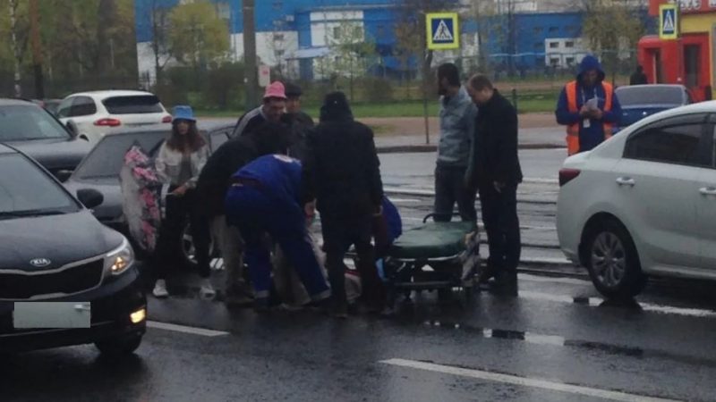 Перед очами Дані на перехресті автомобіль зб ив жінку. Всі дзвонили до шк идкої, а він одразу почав робити ЦЕ.