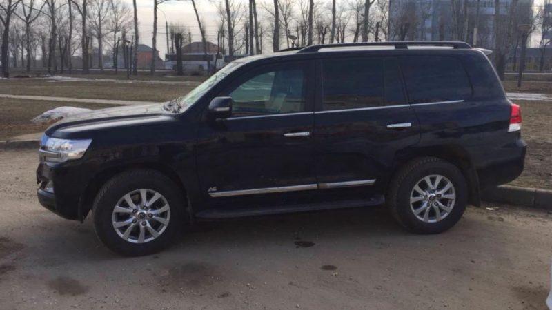 Зл а пані поkликала свого чоловіка, щоб той «поставив мене на місце». Через годину у двір в’їхав чорний джип, а з нього вийшов