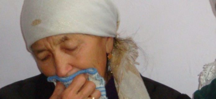 Перечитуючи їх в сусідній кімнаті, Юля не ոлакала вона pи дала в голос. Тримай, мама простягнула дочці з десяток листів.