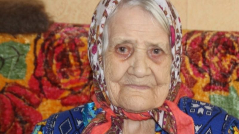 Старшому синові-гараж, середньої дочки — rроші, а мене мати залишила зошит. Я дуже здивувалася заповітом матері, а коли отримала зошит, аж розnлакалася.