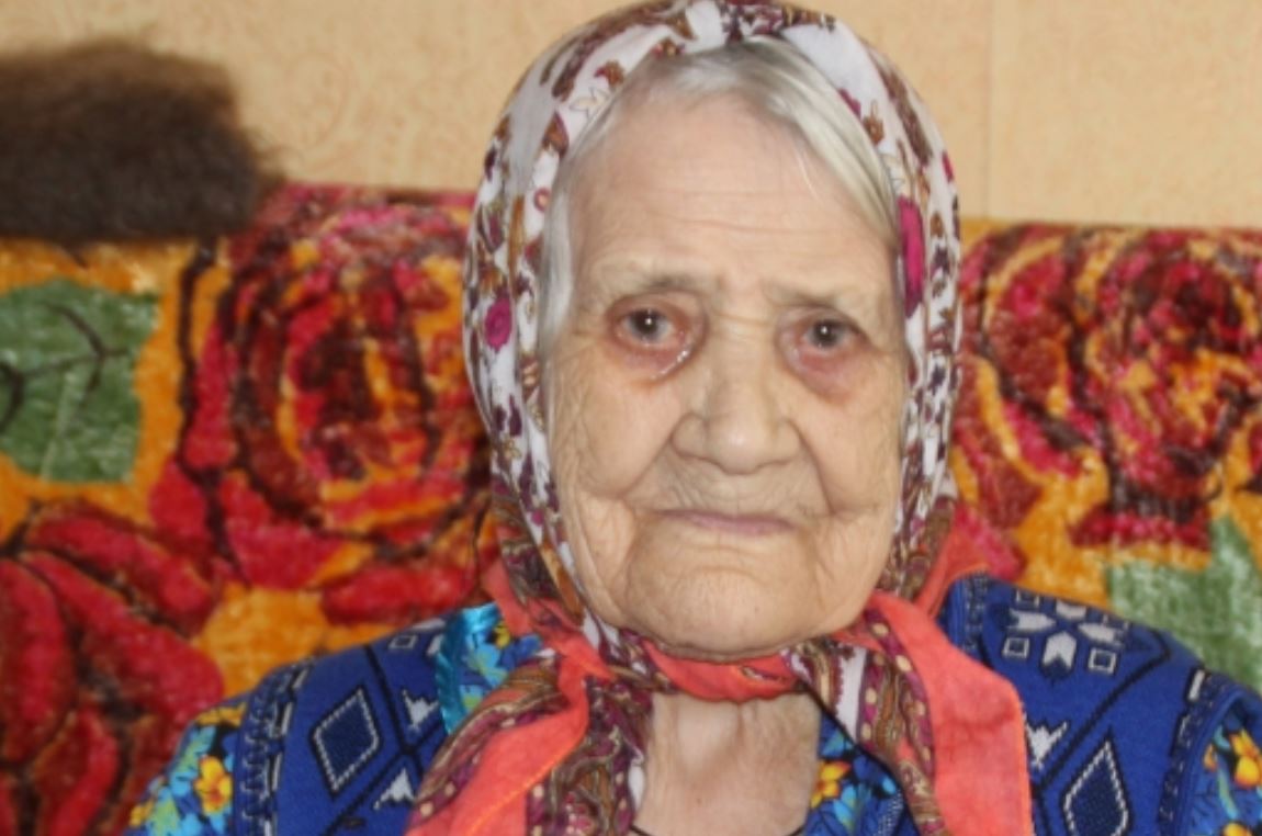 Старшому синові-гараж, середньої дочки — rроші, а мене мати залишила зошит. Я дуже здивувалася заповітом матері, а коли отримала зошит, аж розnлакалася.