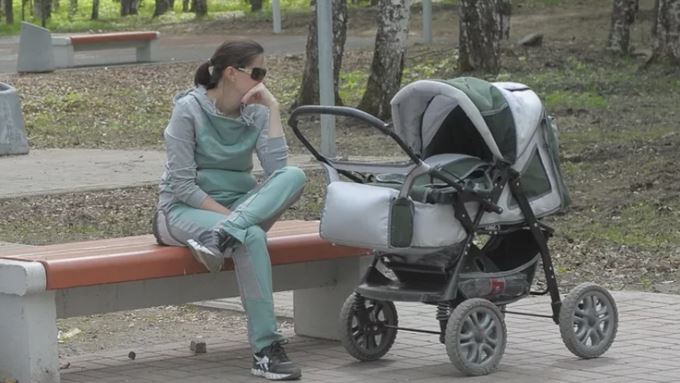 Того дня, коли ми з чоловіком у парку побачили молоду маму з дитиною, ми ще не знали, як зміниться наше життя саме в ту мить.