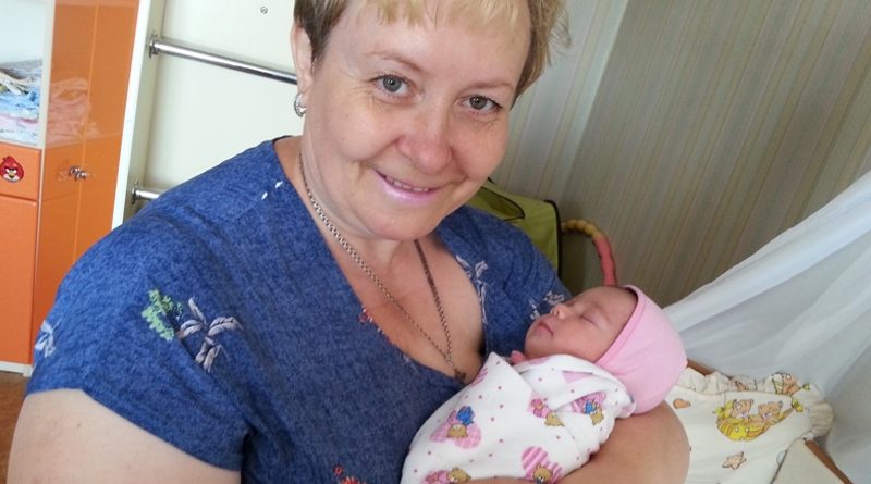Ми з мамою вийшли заміж майже одночасно. Вона обрала собі чоловіка на два роки молодше за неї, а через 2 місяці, як вони розписалися, вийшла і я за свого чоловіка. На цьому дива не закінчилися. Загалом, моя сестра на 3 місяці старша за мою дочку.