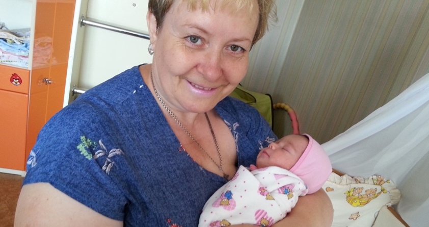 Ми з мамою вийшли заміж майже одночасно. Вона обрала собі чоловіка на два роки молодше за неї, а через 2 місяці, як вони розписалися, вийшла і я за свого чоловіка. На цьому дива не закінчилися. Загалом, моя сестра на 3 місяці старша за мою дочку.