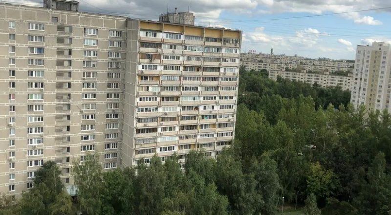 Оля послухала подругу, назбирала собі на квартиру. А через 5 років, коли та повернулася побачити доньок, вони заявили, що образилися на матір, що та спершу подумала про себе.