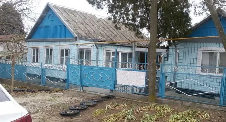 Чоловік стояв біля воріт і не розумів, що хоче ця жінка. Раптом вона сказала, що шукає Віктора. Чоловік здивувався, коли дізнався, хто батько Віктора.